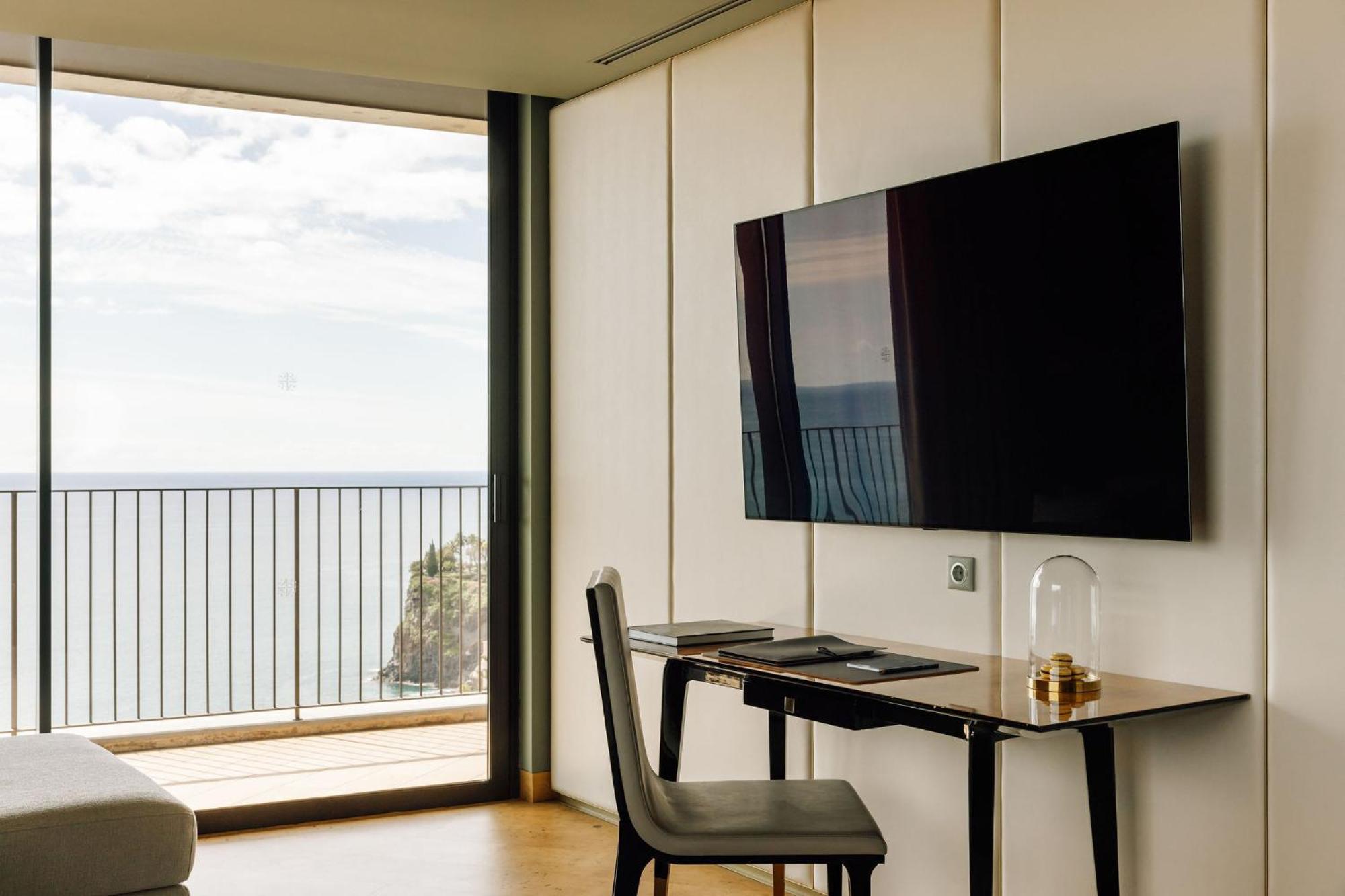 Corner Pool Suite