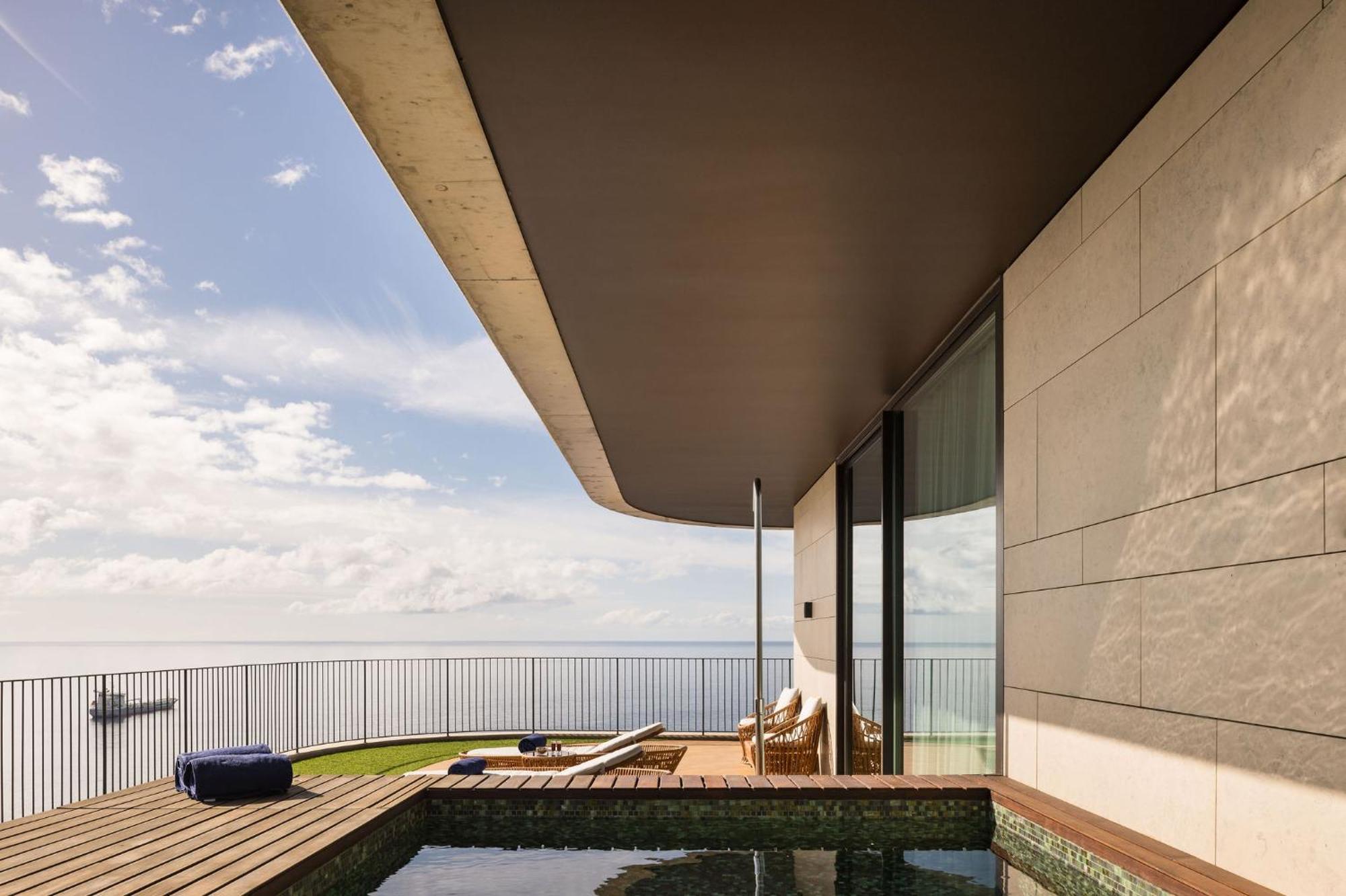 Corner Pool Suite