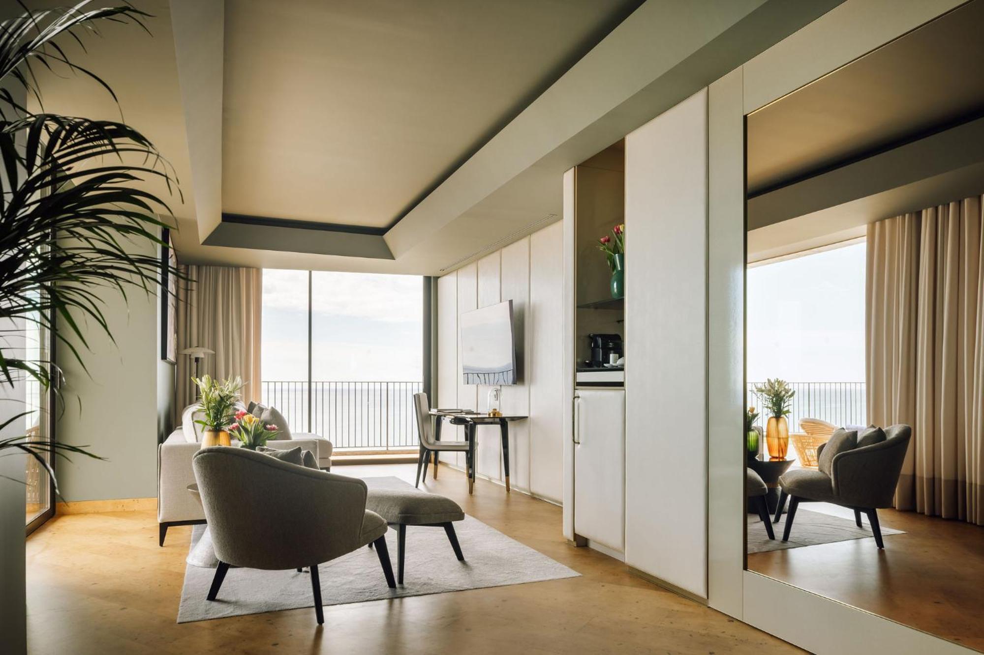 Corner Pool Suite
