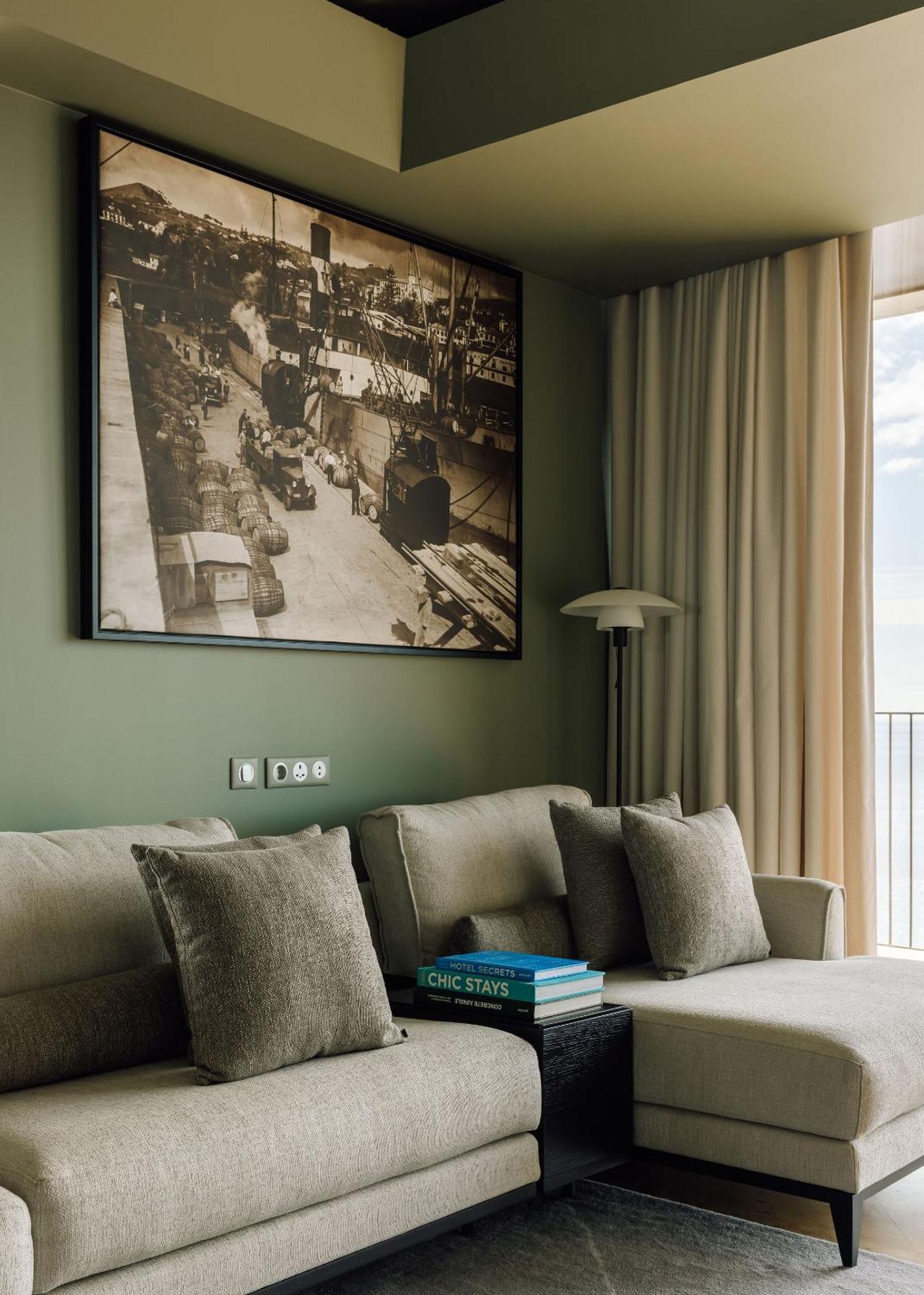 Corner Pool Suite