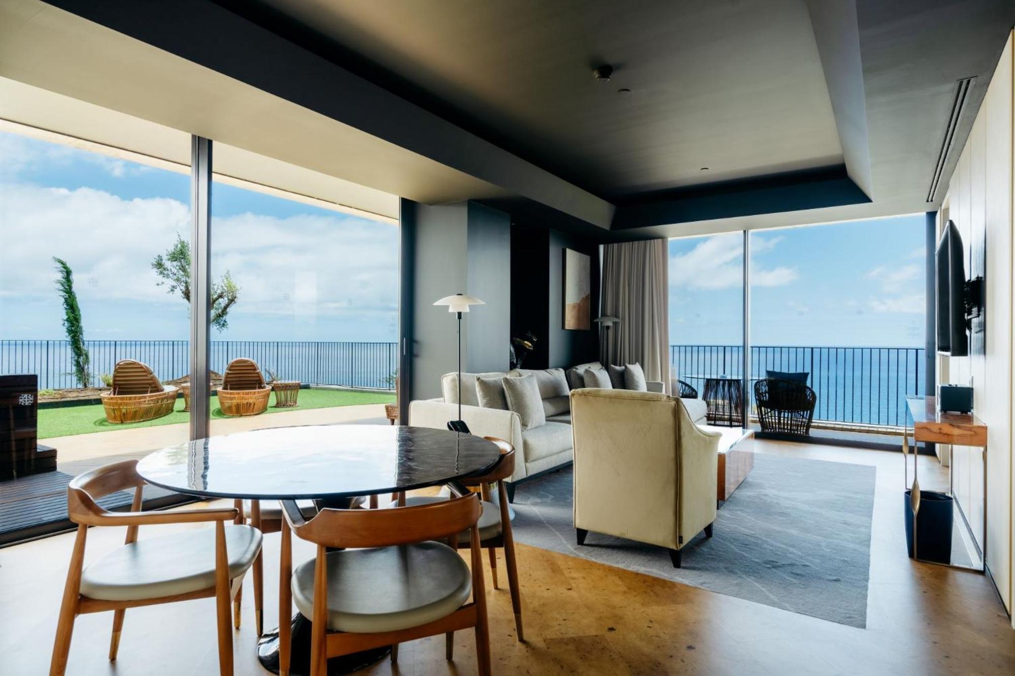 Corner Pool Suite