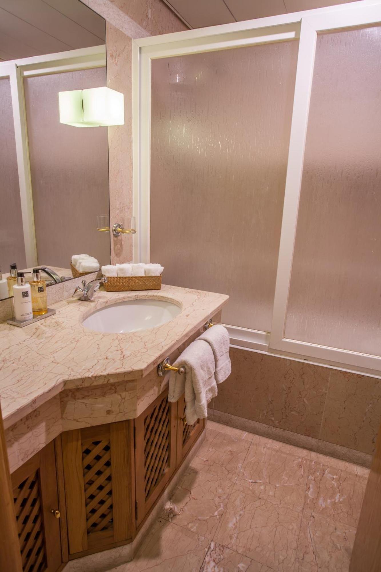 Superior One-Bedroom Apartment