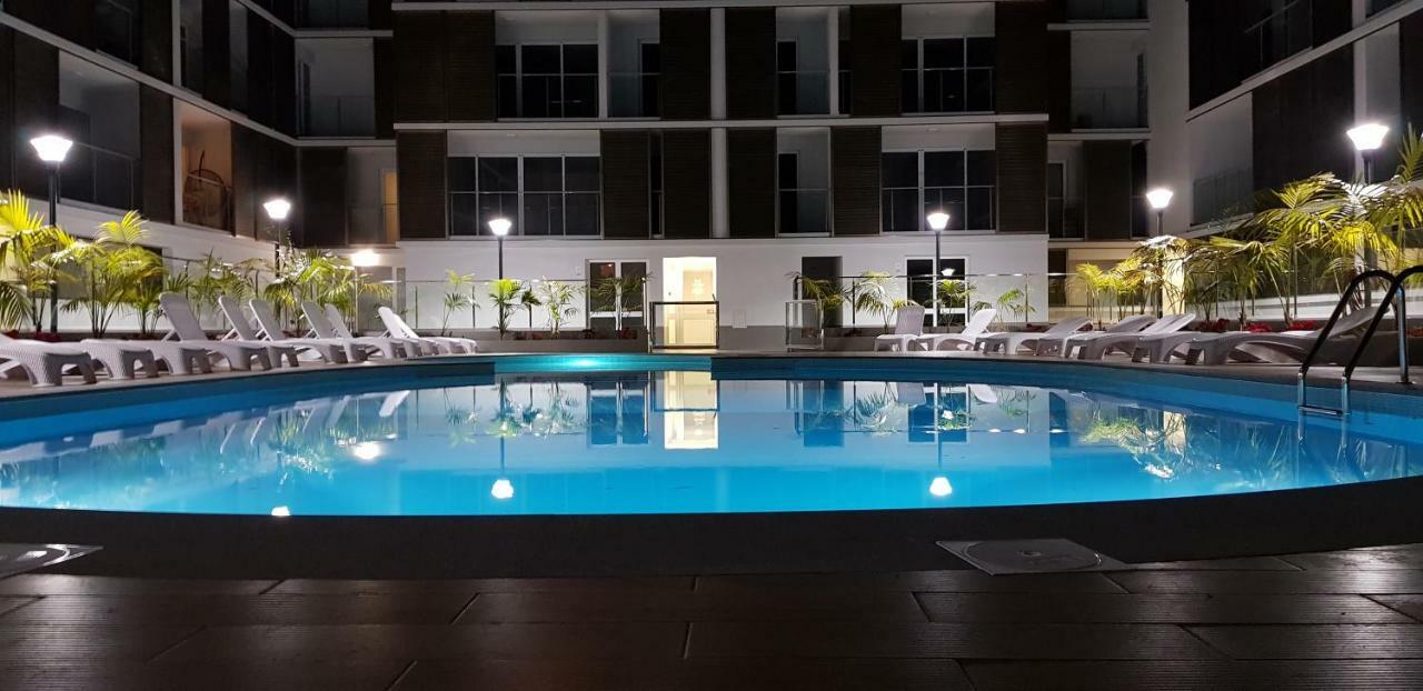 Apartment with Pool View