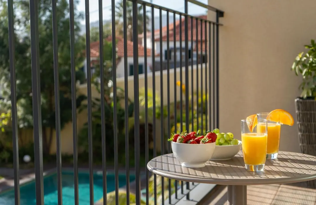 Sunlight Breeze - Modern Pool Haven By Lovelystay-1
