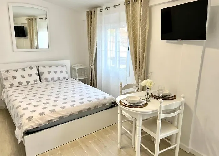 Modern Minimalist Studio With Essential Comfort Funchal  admite animales